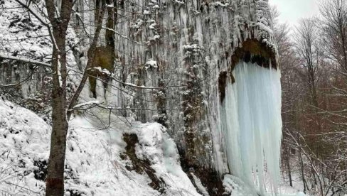 ЗИМСКА ЧАРОЛИЈА НА ОБРОНЦИМА ЈУЖНОГ КУЧАЈА: Готово нестваран призор водопада Прскало код Деспотовца (ФОТО)