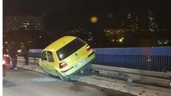 СТАКЛО СВУДА ПО ПУТУ, АУТО ЗАВРШИО НА БАНКИНИ: Саобраћајна несрећа на Плавом мосту, због судара два аутомобила отежан саобраћај  (ФОТО)