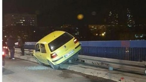 СТАКЛО СВУДА ПО ПУТУ, АУТО ЗАВРШИО НА БАНКИНИ: Саобраћајна несрећа на Плавом мосту, због судара два аутомобила отежан саобраћај  (ФОТО)