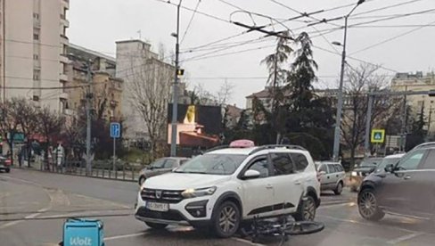 PREGAŽEN BICIKLISTA, PODLETEO POD TAKSI: Teška nesreća u centru Beograda (FOTO)