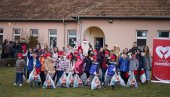 РАДОСТ КОЈА НЕМА ЦЕНУ: Меридиан фондација новогодишњим пакетићима обрадовала малишане на Косову и Метохији