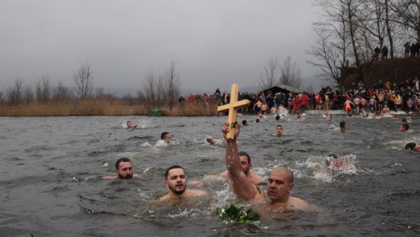 САША СИМИЋ ПРВИ ДОПЛИВАО ДО ЧАСНОГ КРСТА: Традиција надомак Јагодине (ФОТО)