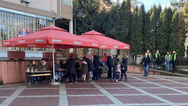 И У ЗВЕЧАНУ И ЛЕПОСАВИЋУ: Данас почело потписивање петиције за смену албанских градоначелника