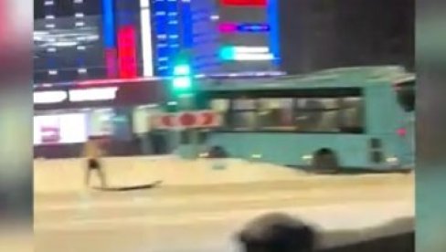 СНЕГ ИЗАЗВАО ХАОС: Аутобус излетео на тротоар, повређена и трудница (ВИДЕО)