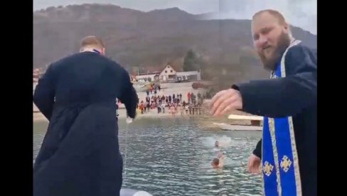 NA BOGOJAVLJANJE - SCENA ZA PAMĆENJE: Plivalo se za Časni krst, a sveštenik je sve oduševio potezom (VIDEO)