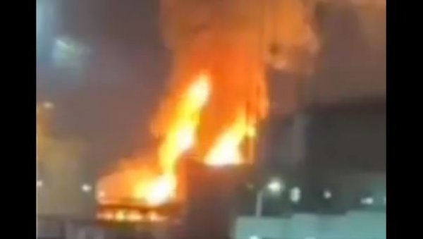 СНАЖНА ЕКСПЛОЗИЈА ОДЈЕКНУЛА РУСИЈОМ: Ватра гута највећи терминал природног гаса, језиви призори пожара (ВИДЕО)
