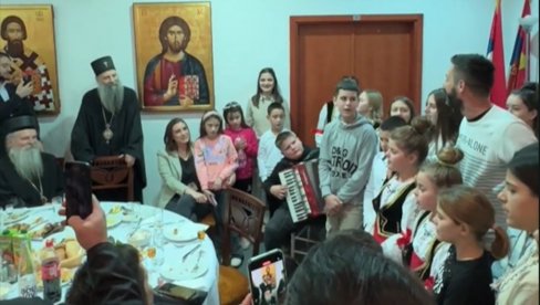 СВЕЧАНО У ПАРОХИЈСКОМ ДОМУ: Патријарх Порфирије са децом са Косова и Метохије и Барање (ВИДЕО)