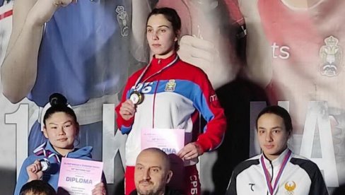 ЗЛАТО ЗА АЛЕКСАНДРУ НА КУПУ НАЦИЈА: Српска кик-боксерка тријумфовала у Сомбору, међу више од стотину такмичарки