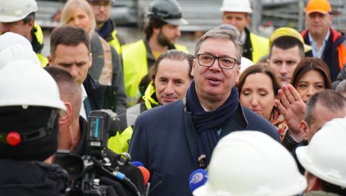 JA NE ČEKAM BAŠ NIŠTA Vučić: Ne čekam nikoga iz inostranstva da mi donosi presude o volji mog naroda