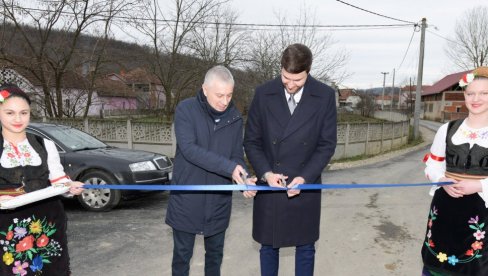 DRŽAVA NASTAVLJA DA POMAŽE: Otvoren rekonstruisan put u rekovačkom selu Dragovu (FOTO)