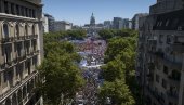 МАСОВНИ ШТРАЈК У БУЕНОС АЈРЕСУ: Аргентинци против економских реформи председника Милеја (ФОТО)