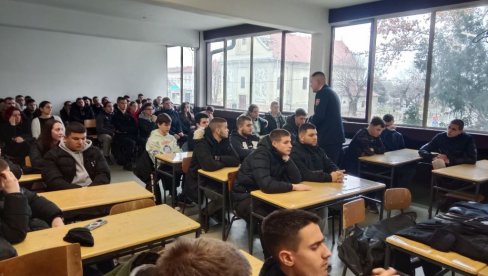 PRISUSTVOVALO 200 ĐAKA: U Tri škole u Bačkoj Palanci prezentovani uslovi upisa u vojne škole i akademije
