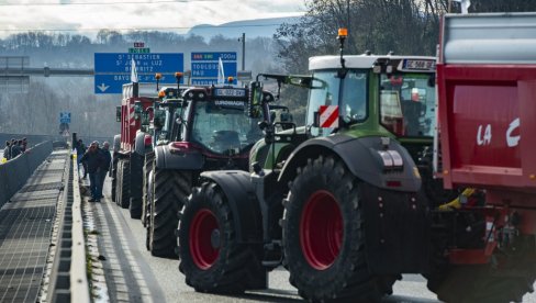 OBRUČ PROTESTA SE STEŽE OKO PARIZA: Poljoprivrednici napravili haos u Fracuskoj, traktori na ulicama, saobraćaj u kolapsu (VIDEO)