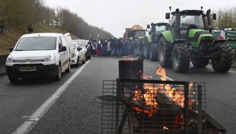 KOROV OBAVEZAN, PARIZ BLOKIRAN: Nastavlja se pobuna dela nezadovoljnih poljoprivrednika