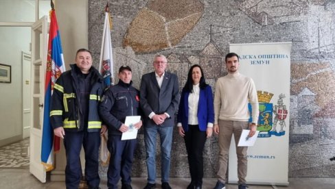 PRIZNANJA PANTIĆU I SLAVKOVIĆU: Opština Zemun nagradila najboljeg vatrogasca i policajca