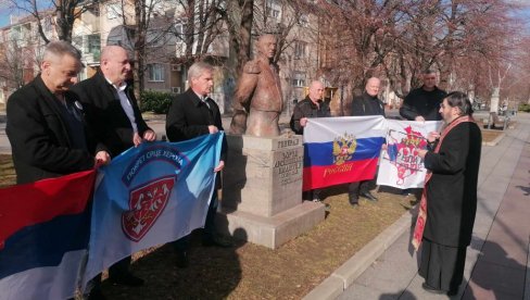 U SLAVU RUSKOG GENERALA: U Vršcu položeni venci na spomenik Đorđu Emanuelu Arsenijeviću (FOTO)