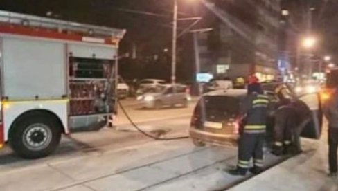 GORI AUTOMOBIL NA BANOVOM BRDU: Požeška ulica prekrivena dimom