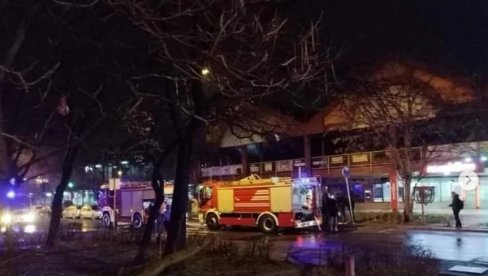 ПРВИ СНИМЦИ СА МЕСТА ПОЖАРА У БЛОКУ 45: Запалио се тржни центар Енјуб, ватрогасци изашли на терен (ФОТО/ВИДЕО)