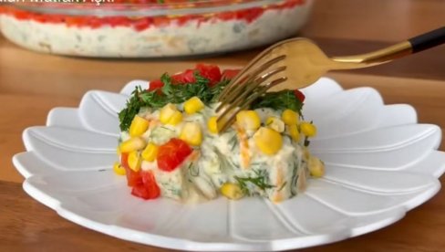 EFEKTNA, ZA SVEČANU TRPEZU, IDEALNA I ZA SVAKI DAN: Jednostavna salata od pire krompira i povrća - super kao obrok, ali i prilog (VIDEO)