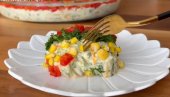 EFEKTNA, ZA SVEČANU TRPEZU, IDEALNA I ZA SVAKI DAN: Jednostavna salata od pire krompira i povrća - super kao obrok, ali i prilog (VIDEO)