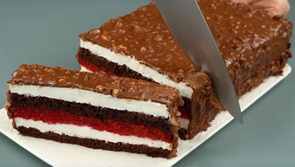 СОЧНА, КРЕМАСТА, ТОПИ СЕ У УСТИМА: Чоколадна торта са чизкејк и воћним филом (ВИДЕО)
