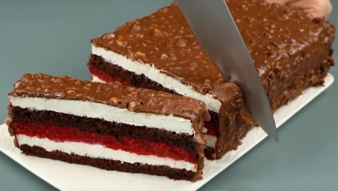 SOČNA, KREMASTA, TOPI SE U USTIMA: Čokoladna torta sa čizkejk i voćnim filom (VIDEO)