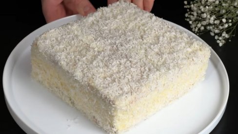 НЕОДОЉИВА, ЛАГАНА И НЕ ПЕЧЕ СЕ: Кекс торта са кокосом и белом чоколадом, осваја и пробирљиве (ВИДЕО)