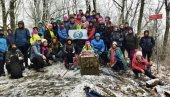PARAĆINCI NA VELIKOM VETRENU: Vrh Juhora pohodila 42 planinara (FOTO)