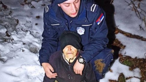 ХЕРОЈИ ИЗ ВЛАДИЧИНОГ ХАНА: Полицајци пронашли промрзлу баку, па је два километра на рукама носили до куће (ФОТО)