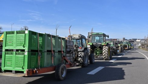 PARIZ U BLOKADI: Nezadovoljni traktoristi postavljaju barikade na prilazima prestonici