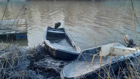 СУМЊАЈУ НА РИБОКРАДИЦЕ: Запаљена два чамца рибочуварима ЈПВ  „Воде Војводине“ у Бечеју