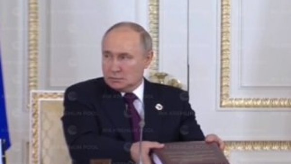 ПУТИН НИЈЕ МОГАО ДА ВЕРУЈЕ: Погледајте како је руски лидер реаговао кад су му донели огромну фасциклу током важног састанка (ВИДЕО)