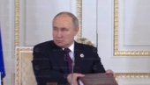 ПУТИН НИЈЕ МОГАО ДА ВЕРУЈЕ: Погледајте како је руски лидер реаговао кад су му донели огромну фасциклу током важног састанка (ВИДЕО)