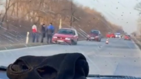 TEŽAK LANČANI SUDAR KOD SUBOTICE: U udesu učestvovala četiri vozila, jedno završilo u kanalu (VIDEO)