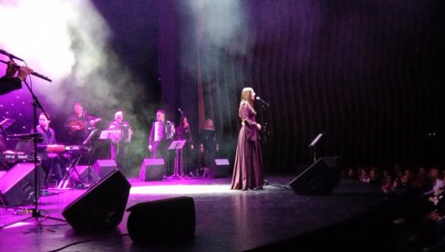 PREPUNA DVORANA: Danica Crnogorčević na prvom solističkom koncertu dočekana gromoglasnim aplauzom (VIDEO)