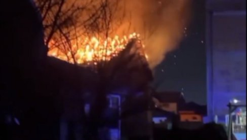 PRVI SNIMCI POŽARA U SURČINU: Vatra kulja na sve strane, pet vatrogasnih vozila na terenu (VIDEO)