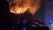 ПРВИ СНИМЦИ ПОЖАРА У СУРЧИНУ: Ватра куља на све стране, пет ватрогасних возила на терену (ВИДЕО)