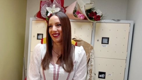 DRUGI KONCERT POSVEĆEN NASTRADALOJ DECI: Danica Crnogorčević pevala za đake iz Ribnikara (VIDEO)