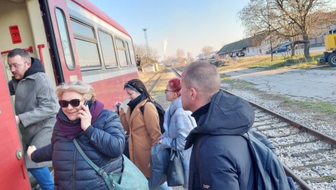 PRUGOM JEZDE NAJVIŠE STUDENTI I PENZIONERI: Posle duge pauze, Lozničani se ponovo privikavaju na prevoz železnicom do Šapca, Rume, Beograda