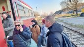 ПРУГОМ ЈЕЗДЕ НАЈВИШЕ СТУДЕНТИ И ПЕНЗИОНЕРИ: После дуге паузе, Лозничани се поново привикавају на превоз железницом до Шапца, Руме, Београда