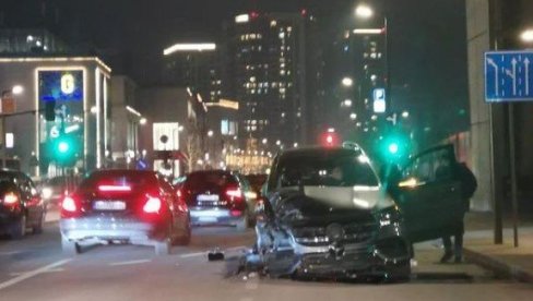 TEŠKO POVREĐENE DVE OSOBE, HITNO PREBAČENE NA VMA: Saobraćajna nesreća kod tržnog centra u Beogradu (FOTO)