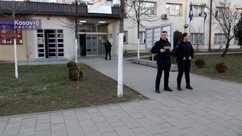 ОДВЕЛИ ИХ У СТАНИЦУ И ЗАПЛЕНИЛИ ВОЗИЛО ХИТНЕ: Особље амбуланте коју користе Срби у Приштини пуштено након више сати - амбуланта затворена