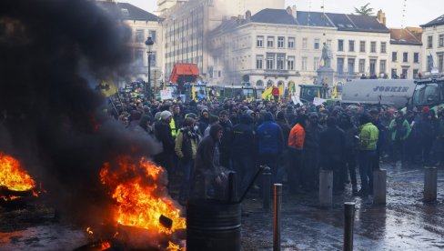 GORI BRISEL, HAOS U SEDIŠTU EU: Farmeri blokirali ulice, zapalili vatru na Luksemburškom trgu (FOTO)