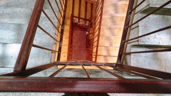 НАЛОЖЕНА ОБДУКЦИЈА: Преминула беба која је пала са првог спрата зграде у Параћину - потресни детаљи