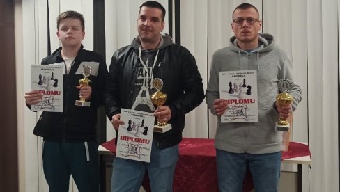 ПЕТИ МЕМОРИЈАЛ “ЈОВАН МИЈАТОВИЋ“: У Јагодини одржан турнир у шаху и стоном тенису (ФОТО)