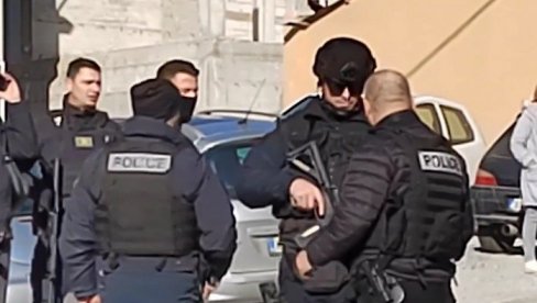 СКИНУТА ЗАСТАВА СРБИЈЕ: Тзв. косовска полиција упала у просторије општине Пећи (ВИДЕО)