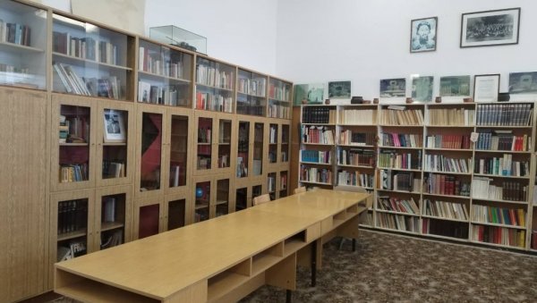 МЛАДЕНЦИ ПУНЕ ПОЛИЦЕ: Библиотека у ивањичком селу Катићи јединствена по начину настанка