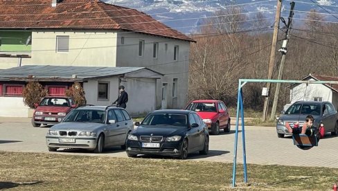 ДОК СЕ СРПСКА ДЕЦА ЉУЉАЈУ, КУРТИЈЕВИ СПЕЦИЈАЛЦИ НОСЕ ДУГЕ ЦЕВИ: Погледајте упад тзв. косовске полиције у Гораждевцу (ФОТО)