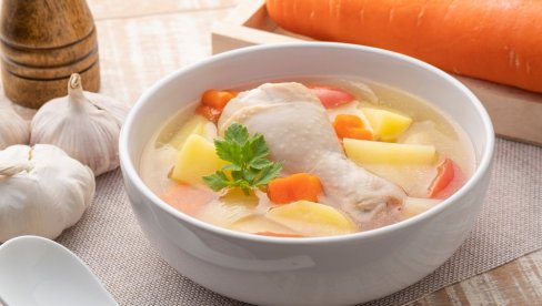 DOBAR NAČIN DA SE OPROBATE U ULOZI DOMAĆICE: Najbolja domaća pileća supa sa rezancima