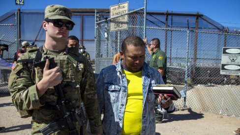 MIRIS BARUTA ŠIRI SE IZ TEKSASA: Produbljuje se kriza između američkih država i Vašingtona oko migranata na granici s Meksikom